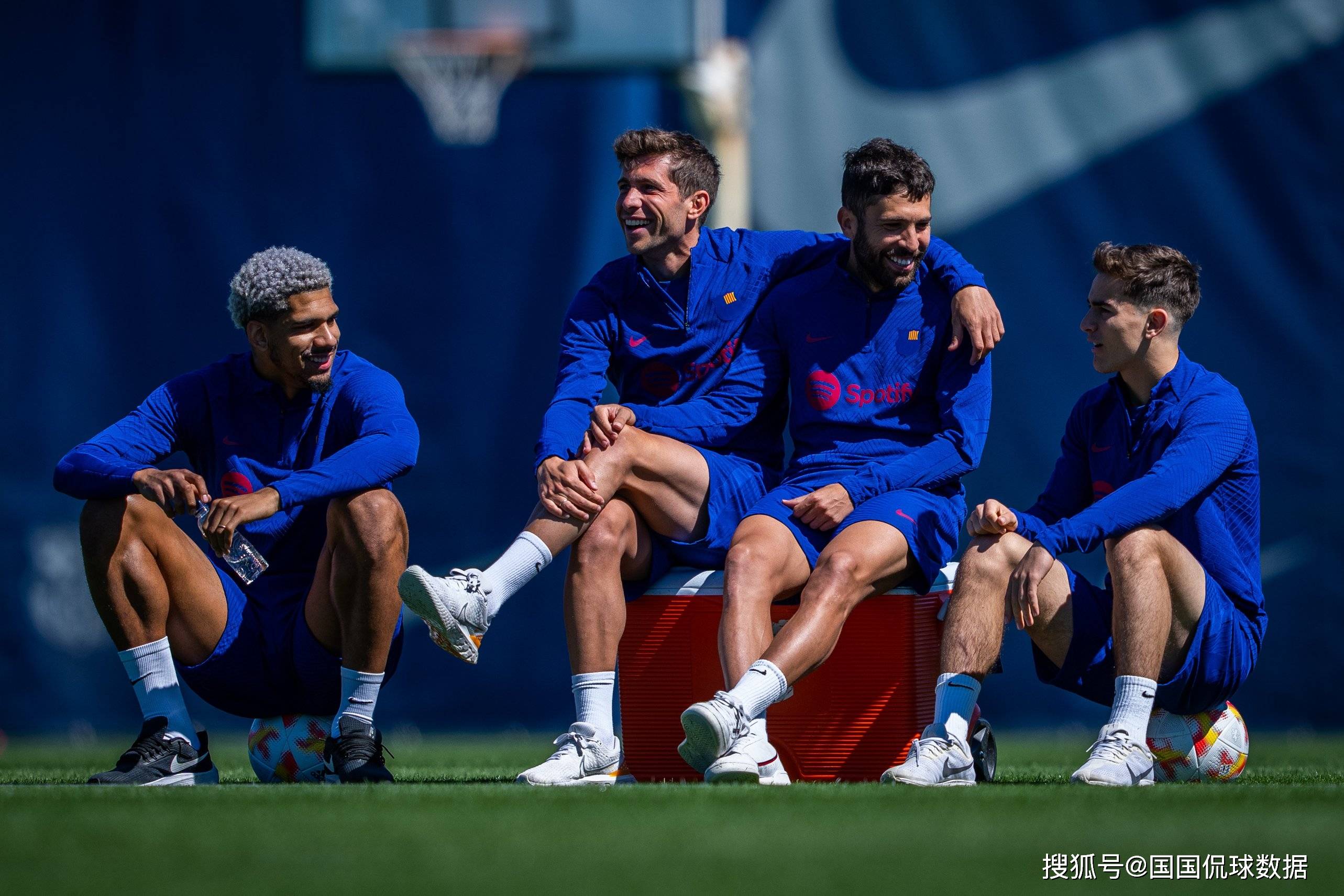 包含国王杯倒计时；上海久事赛前防线松动；细节引发关注；媒体盛赞；数据趋势出现新变化的词条