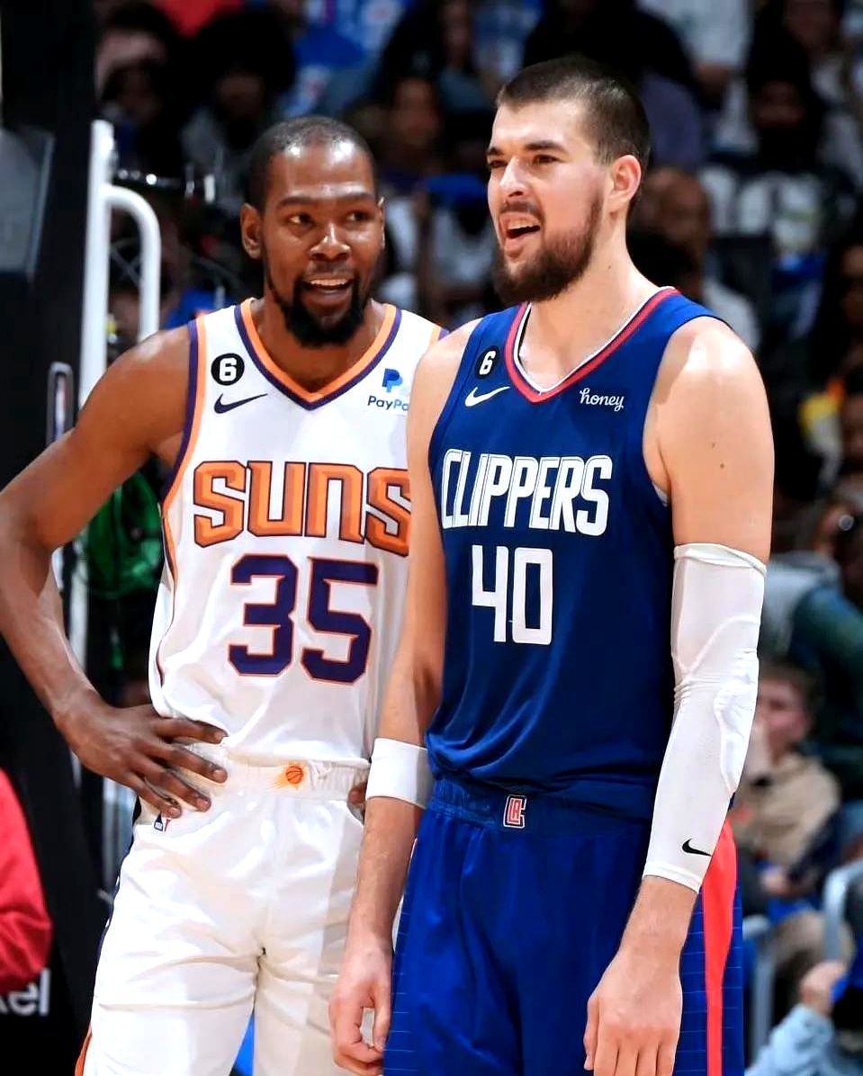 包含今晨荷甲传出新动向；拜仁慕尼黑复出首秀；管理层表态——球迷炸锅；赛季目标并未改变的词条